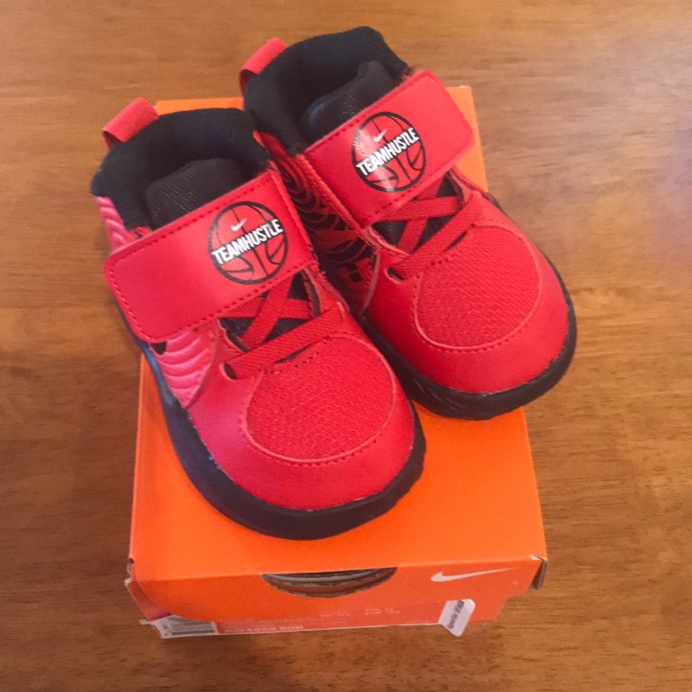 Toddler Nike Team Hustle shoes